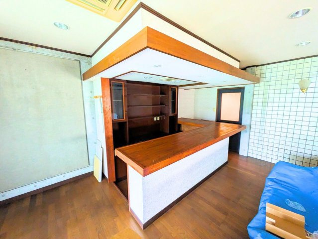 吉藤5丁目3世帯戸建ての設備|お部屋の一角には本格的なバーカウンターを設置。夜はご自宅でゆっくりと大人の時間を愉しめます。