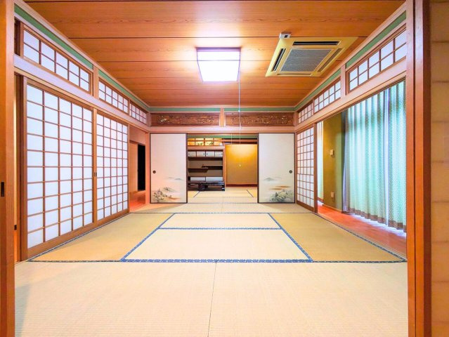 吉藤5丁目3世帯戸建ての和室|二間続きの広々とした和室です。襖を開ければ大空間になり、用途に合わせてフレキシブルに使えます。