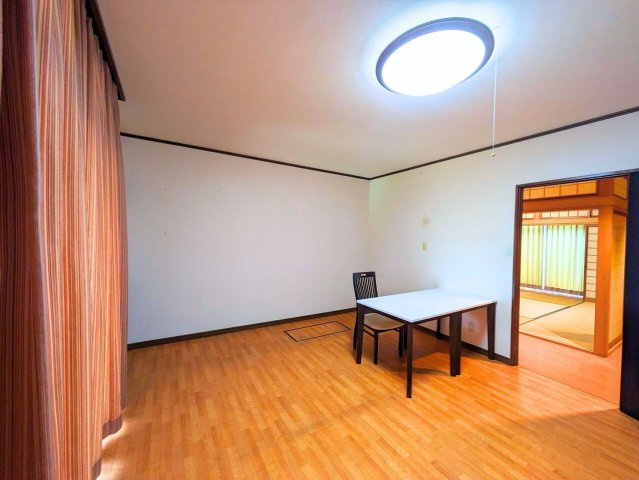 吉藤5丁目3世帯戸建ての洋室|シンプルな内装の洋室は、家具の配置がしやすく、子供部屋や書斎など、様々な用途に対応できます。