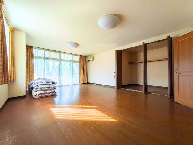 吉藤5丁目3世帯戸建ての洋室|広々とした洋室には、壁一面のクローゼットを完備。お荷物が多い方も安心の収納力です。