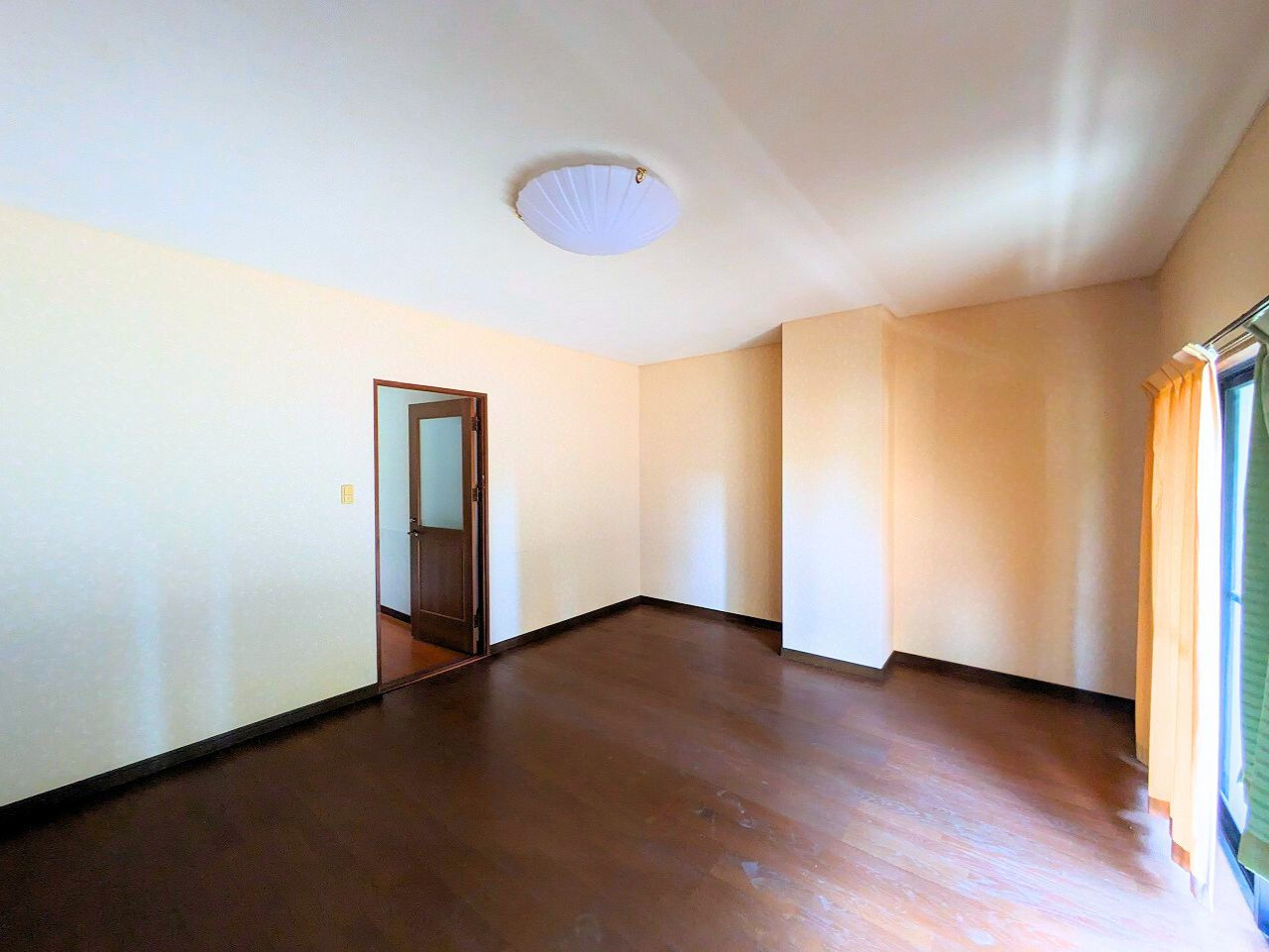 吉藤5丁目3世帯戸建ての洋室|温かみのある内装と、窓から差し込む陽光が心地よい空間。リラックスできるプライベートなひとときを。