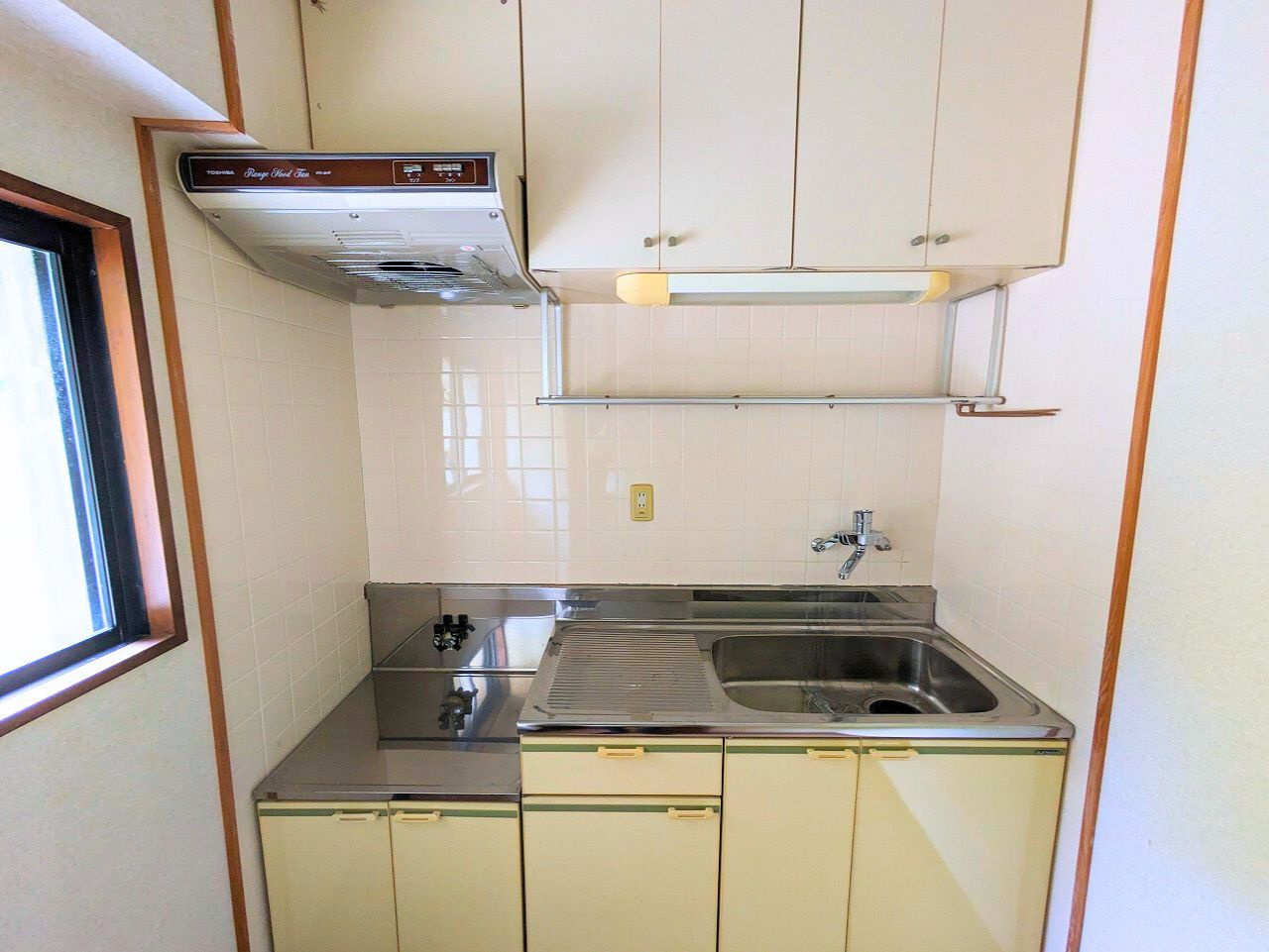 吉藤5丁目3世帯戸建てのキッチン|窓があり換気もしやすい、コンパクトなキッチン。限られたスペースを有効活用した、機能的な設計です。