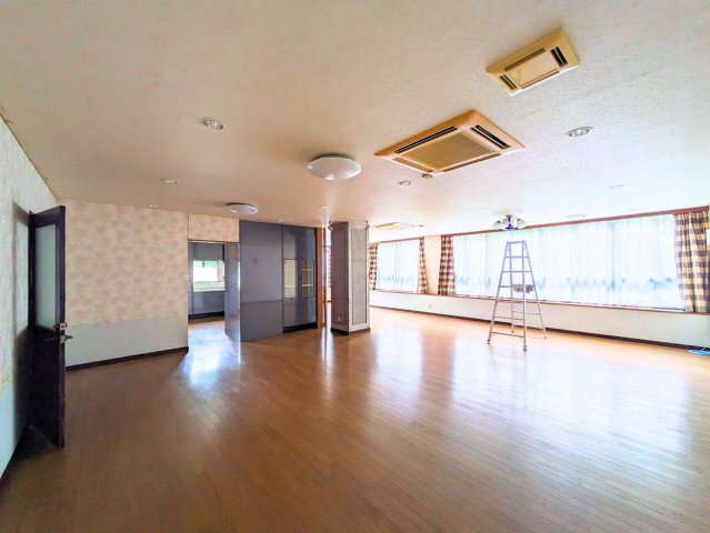 吉藤5丁目3世帯戸建ての居間・リビング|窓から明るい光が差し込む大空間。広々としたフローリングは、多目的なリビングとして活用できます。