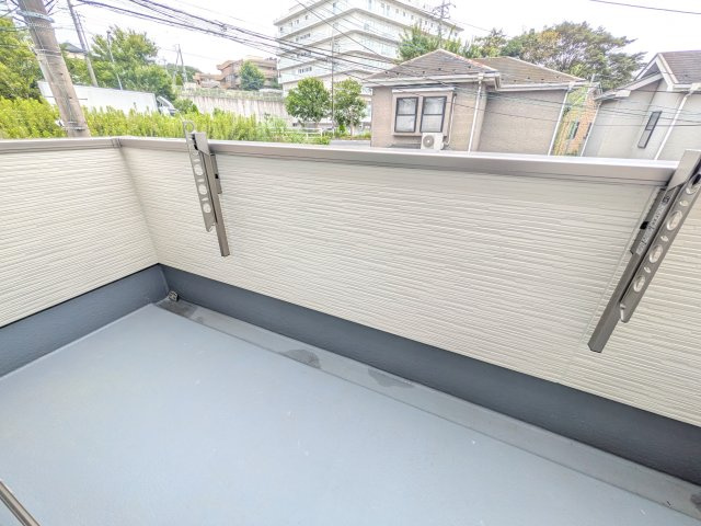 我孫子市寿2丁目　01期　新築戸建てのバルコニー|広々としたワイドバルコニーは、日当たり良好で毎日の洗濯物干しに最適です。