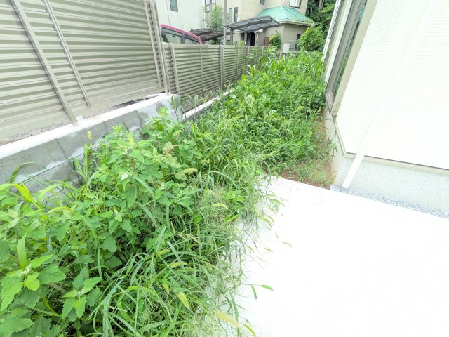 我孫子市寿2丁目　01期　新築戸建ての庭|玄関ドアはカードキーで開閉も楽々♪
スマホでの開錠と施錠も可能です！
玄関上部には人感センサー付きのダウンライトがあるので、夜間の帰宅時に自動で点灯してくれます♪
防犯対策面にも一役買ってくれます！