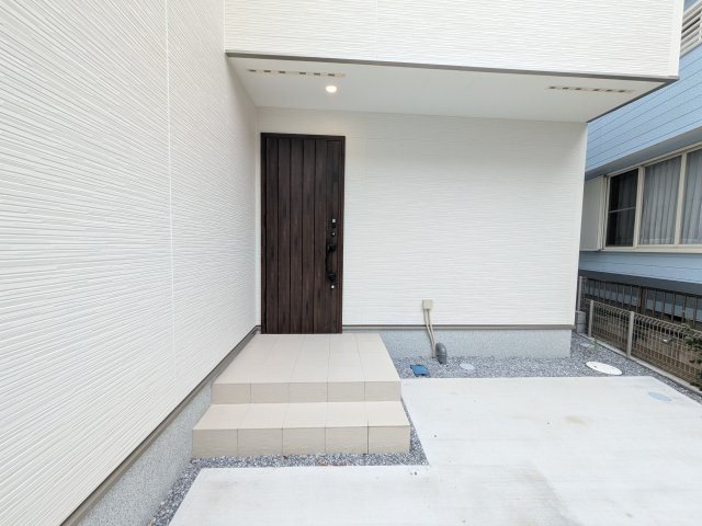 我孫子市寿2丁目　01期　新築戸建ての玄関|玄関ドアはカードキーで開閉も楽々♪
スマホでの開錠と施錠も可能です！
玄関上部には人感センサー付きのダウンライトがあるので、夜間の帰宅時に自動で点灯してくれます♪
防犯対策面にも一役買ってくれます！