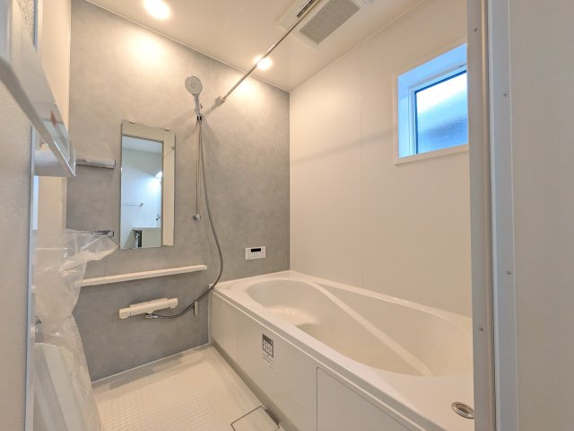 我孫子市寿2丁目　01期　新築戸建ての浴室|1坪タイプのゆったりとしたバスルームは浴室暖房換気乾燥機付きで、どんな季節でも快適なバスタイムを満喫出来ます♪
窓付きで明るく開放的なところも良いですね！