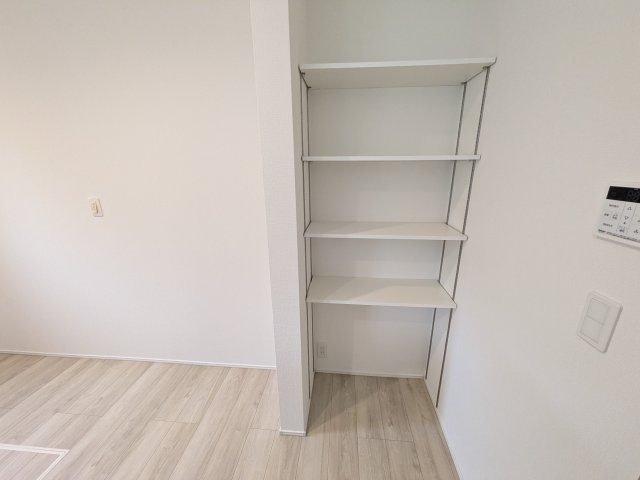 我孫子市寿2丁目　01期　新築戸建てのキッチン|パントリー付きで買い置きにも便利。スッキリしたキッチンは居心地がよく、料理を作るのが楽しくなります。