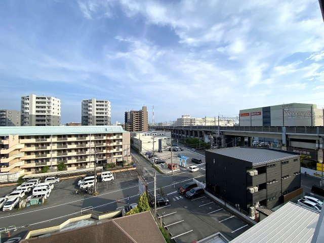 センチュリー武蔵浦和の展望|眺望
陽当たりが良く、洗濯物や布団をしっかり干せる広さのバルコニーです。リフレッシュにも適しています。