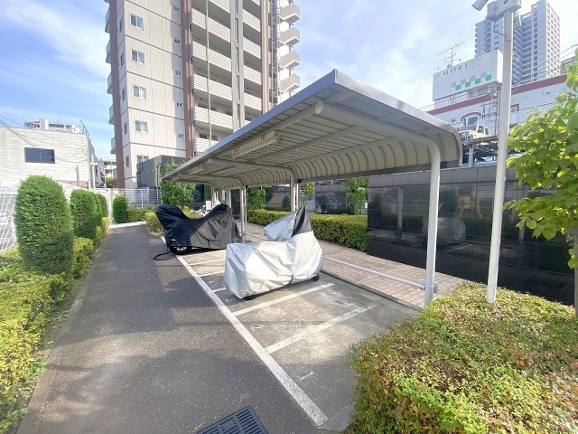 センチュリー武蔵浦和のその他共用部分|バイク置き場
敷地内のバイク置き場スペースです。愛車を安全に駐輪・保管できる環境が整っております。