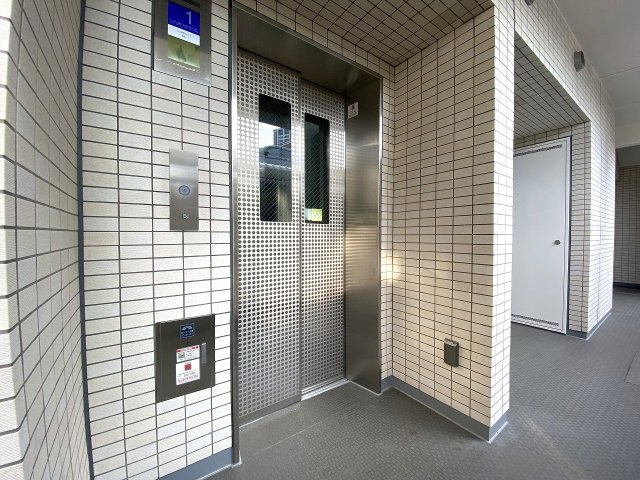 センチュリー武蔵浦和のその他共用部分|エレベーター
共用部分のエレベーターです。日頃のメンテナンスが行き届いており、上階への移動もスムーズです。