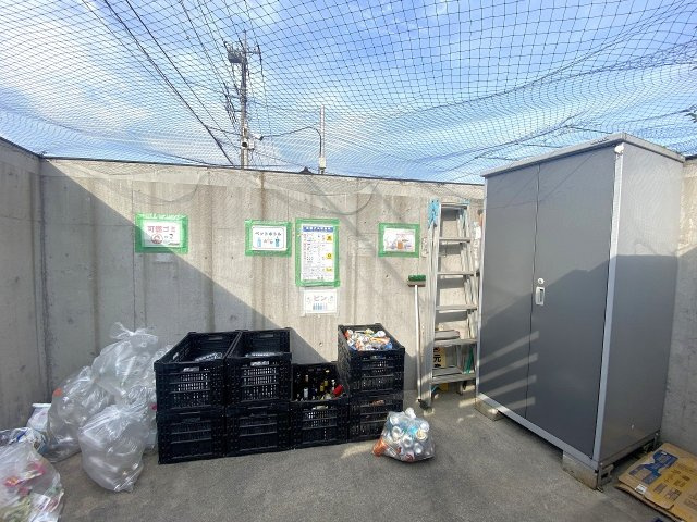センチュリー武蔵浦和のその他共用部分|ゴミ捨て場
敷地内に設置された専用のゴミ捨て場です。整頓・掃除がされており、日々のゴミ出しも快適に行えます。