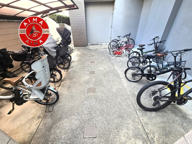 大濠公園グランドヒルズの駐輪場|屋根付きの駐輪場なので雨の日でも安心です。