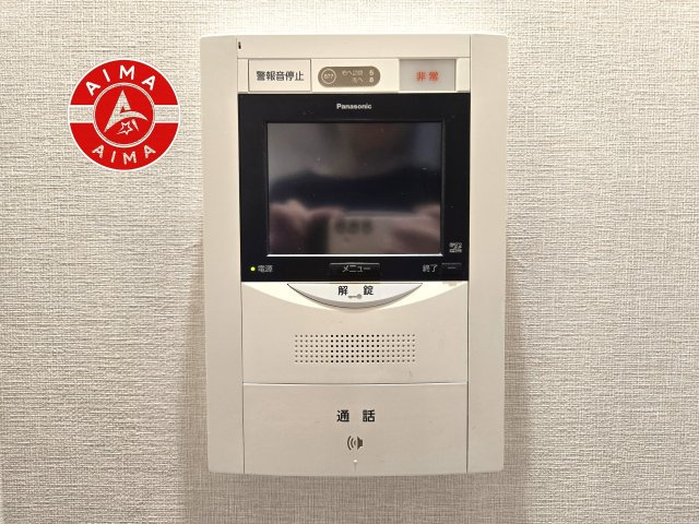 大濠公園グランドヒルズのセキュリティ|玄関を開ける前に、室内のモニターで来訪者の顔と姿をしっかりと確認できるTVモニター付きインターホンを完備。