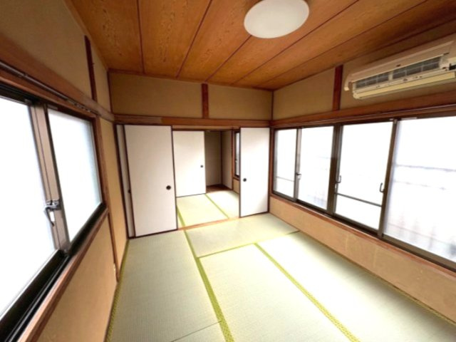 倉田貸家の和室|２階６帖　２階は3.5帖と合わせて9.5帖と広々使えます