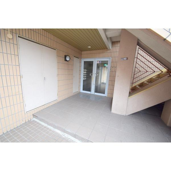 鶴見緑地ハイツ弐番館のエントランス