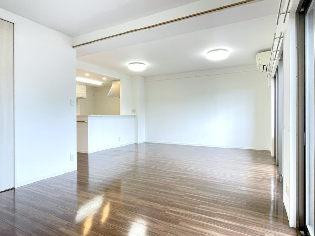 アルファステイツ下松市役所前の居間・リビング|大きな家具も配置しやすい、約21.6帖の広々空間です。