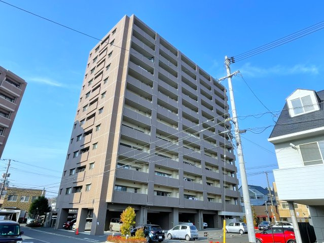 アルファステイツ下松市役所前の外観|ゆめタウン下松 徒歩8分、周辺に買い物施設等も充実していて生活に便利な立地。下松小学校 徒歩4分、下松中学校 徒歩8分でお子様の通学も安心です。