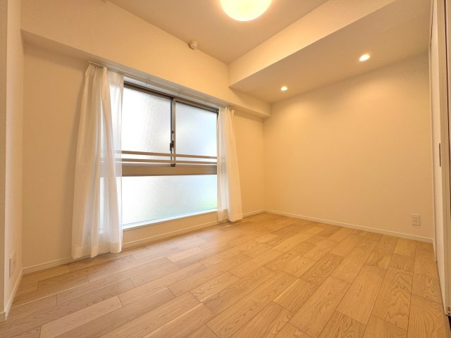 コンファーレ戸田公園の寝室|洋室6帖　間取り図右上の部屋
約6.0帖の洋室は主寝室に最適。バルコニーへ出られる窓があり明るく解放的です。クローゼットを備えており、衣類や生活用品をすっきり収納して部屋を広々と使えます。