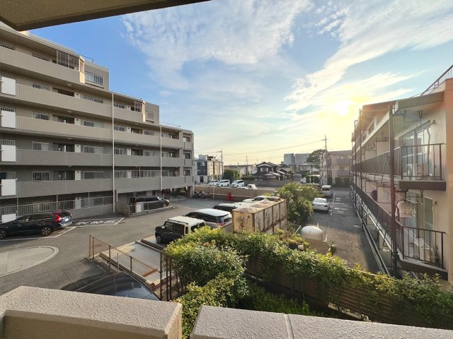 コンファーレ戸田公園の展望|眺望
バルコニーからの眺望。開放的な景色が広がり、心地よい風を感じられる空間です。