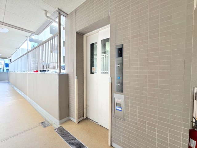 コンファーレ戸田公園のその他共用部分|エレベーター
エレベーター完備。重い荷物がある日やベビーカーでの移動もスムーズで安心です。