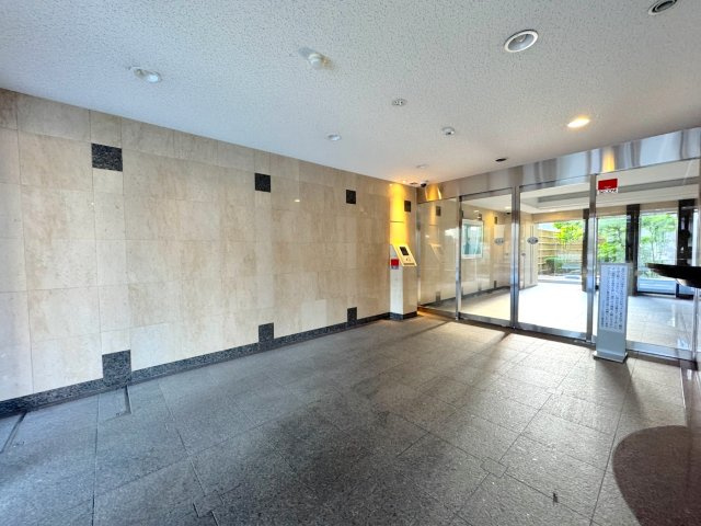 コンファーレ戸田公園のエントランス|エントランスホール
清潔感のあるエントランスホール。管理が行き届いており気持ちよく迎え入れます。