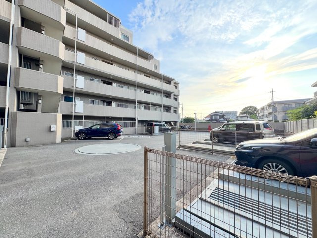 コンファーレ戸田公園の駐車場|駐車場
敷地内駐車場。お車をお持ちの方も安心の駐車スペースを確保しています（要空確認）。