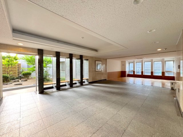 コンファーレ戸田公園のエントランス|エントランスホール
TVモニター付きインターホン。来訪者の顔を確認してから応対できるので安心です。