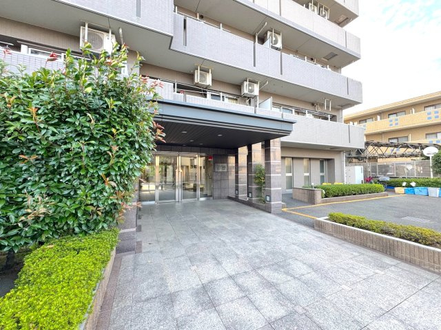 コンファーレ戸田公園|エントランス入り口
マンションの玄関口・エントランスアプローチ。手入れが行き届いた綺麗な状態です。