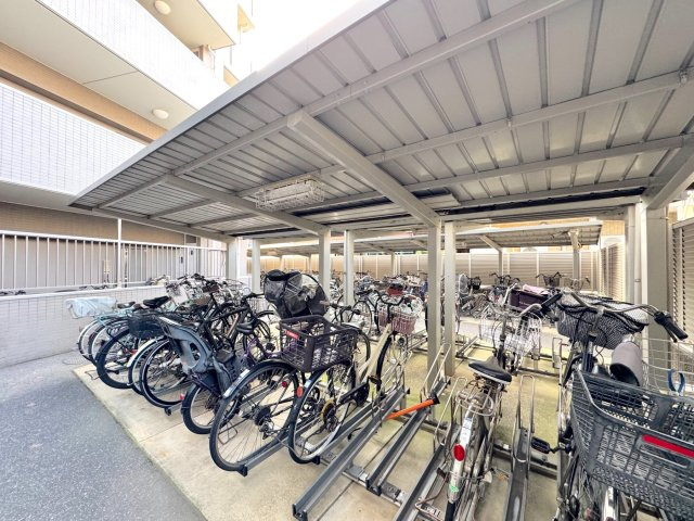 コンファーレ戸田公園の駐輪場|駐輪場
屋根付き駐輪場。大切な自転車を雨風から守り、日々の通勤・通学・お買い物に便利です。