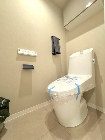 コンファーレ戸田公園のトイレ|トイレ新規交換
トイレ新規交換 温水洗浄便座付きで快適。上部には収納棚があり衛生用品もすっきり隠せます。