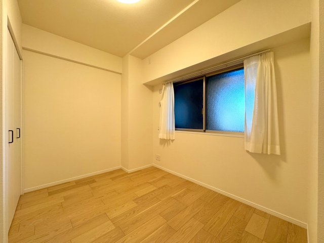 コンファーレ戸田公園の子供部屋|納戸5.5帖　間取り図左上の部屋
約5.5帖のサービスルームは吹抜に面した窓とクローゼットを完備。独立性が高く、テレワーク用の書斎や衣裳部屋、趣味の部屋など多用途に活用できる使い勝手の良い空間です。