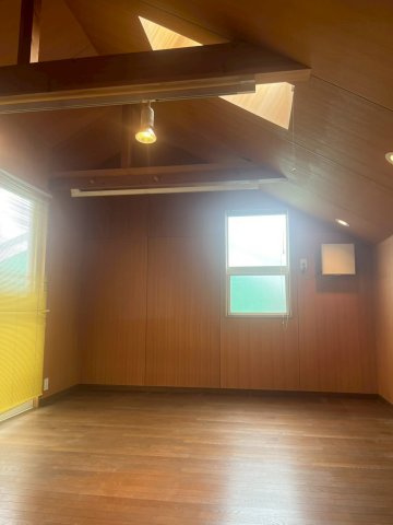 【洋室】 | 設計士が建築したこだわりのウッディーハウス | 2階洋室　まるでリゾートのウッドハウスのような木のぬくもりが伝わる採光をよく考えられた広い洋室　風通しもよく、収納も豊富　昔本物件の所有者は子供部屋として利用をしていたようです。