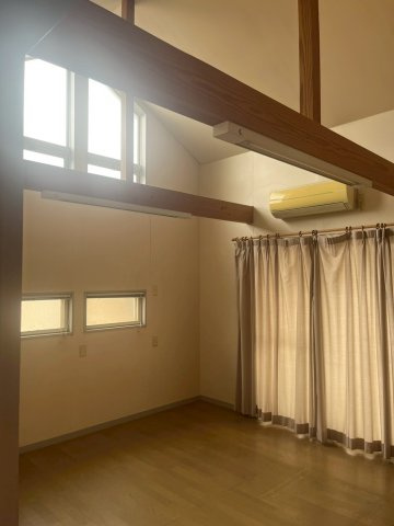 【洋室】 | 設計士が建築したこだわりのウッディーハウス | まるで森の中のリゾートコテージのような木の香りのする天井髙の高い洋室