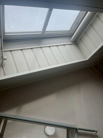【洗面所】 | 設計士が建築したこだわりのウッディーハウス | 洗面脱衣所も天窓もあり採光面が考慮されていて明るく風通しの良いのが特徴です。