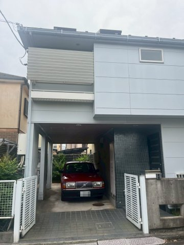 【駐車場】 | 設計士が建築したこだわりのウッディーハウス | 車幅車高がある車も駐車可能　奥の元池のスペースを取り除けば、車2台駐車可能にもなります。