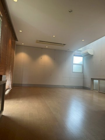【居間・リビング】 | 設計士が建築したこだわりのウッディーハウス | 広いリビング　ダイニングキッチンとの間は3段ほどの階段があり使いやすく設計をされています。収納も豊富、開口部は広く日当たりも良好です。