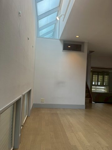 【居間・リビング】 | 設計士が建築したこだわりのウッディーハウス | このリビングは開口部が多く「採光」が良く考えられていて、天気が良くない日でも室内は明るいリビングとなっております。