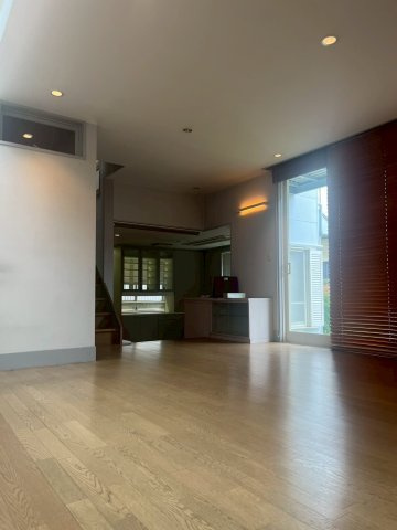 【居間・リビング】 | 設計士が建築したこだわりのウッディーハウス | リビングから奥のダイニングキッチン方面を望む
