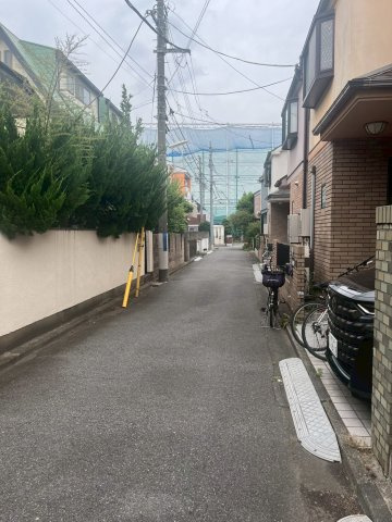 【前面道路含む現地写真】 | 設計士が建築したこだわりのウッディーハウス | 位置指定道路　幅員約４ｍ　前面道路　持分あり