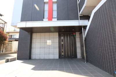 住まう人を迎え入れる高級感あるエントランス