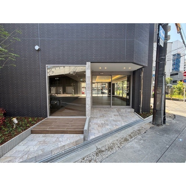ArtizA京橋WESTのエントランス