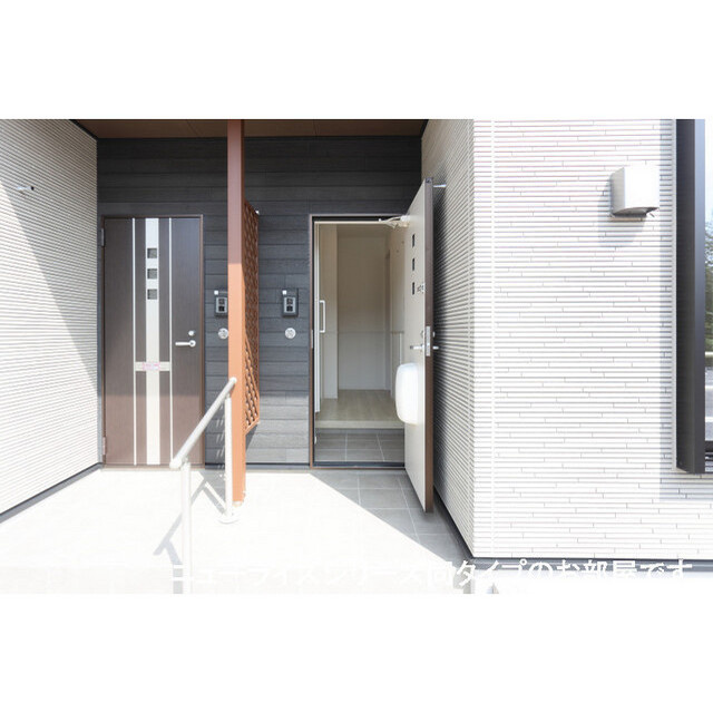 岐阜市長森本町２丁目のアパートの玄関