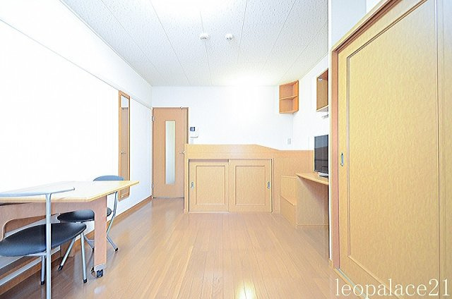 レオパレスエミネンス志田の居間・リビング|一階はフローリング仕様