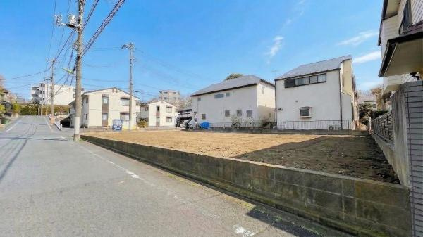 世田谷区大蔵５丁目の新築一戸建の前面道路含む現地写真|閑静な住宅街
落ち着いた雰囲気と、心地の良い住環境