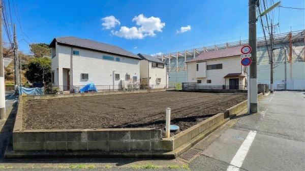 世田谷区大蔵５丁目の新築一戸建の前面道路含む現地写真|閑静な住宅街で、開放的な立地です！