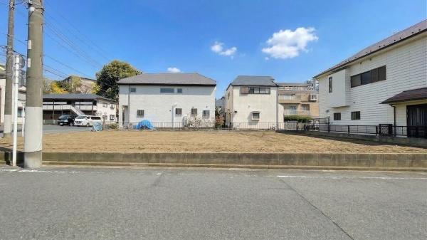 世田谷区大蔵５丁目の新築一戸建の前面道路含む現地写真|前面道路は交通量が少なく、穏やかな住環境です。