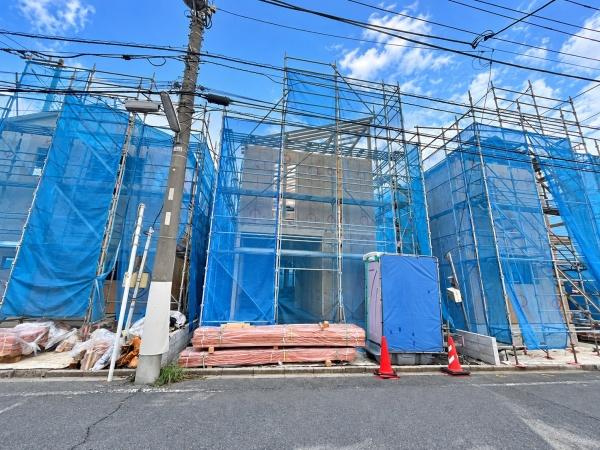 世田谷区大蔵５丁目の新築一戸建の前面道路含む現地写真|前面道路は交通量が少なく、穏やかな住環境です。