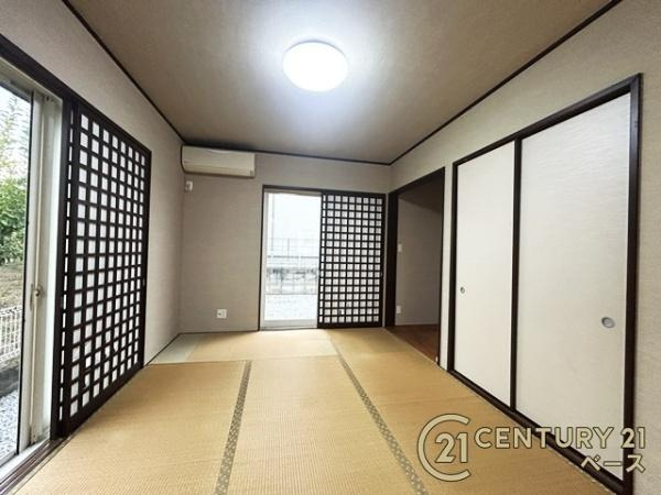 北葛城郡河合町大輪田　一戸建の和室|リビング隣接タイプのタタミコーナーです！便利な押し入れもあり！