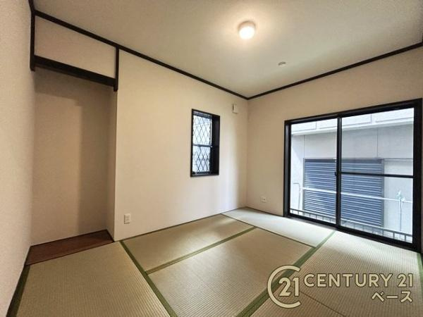 天理市西長柄町　一戸建の和室|■現地撮影写真■リビング隣接タイプの和室です！布団なども入る大容量の収納を完備！